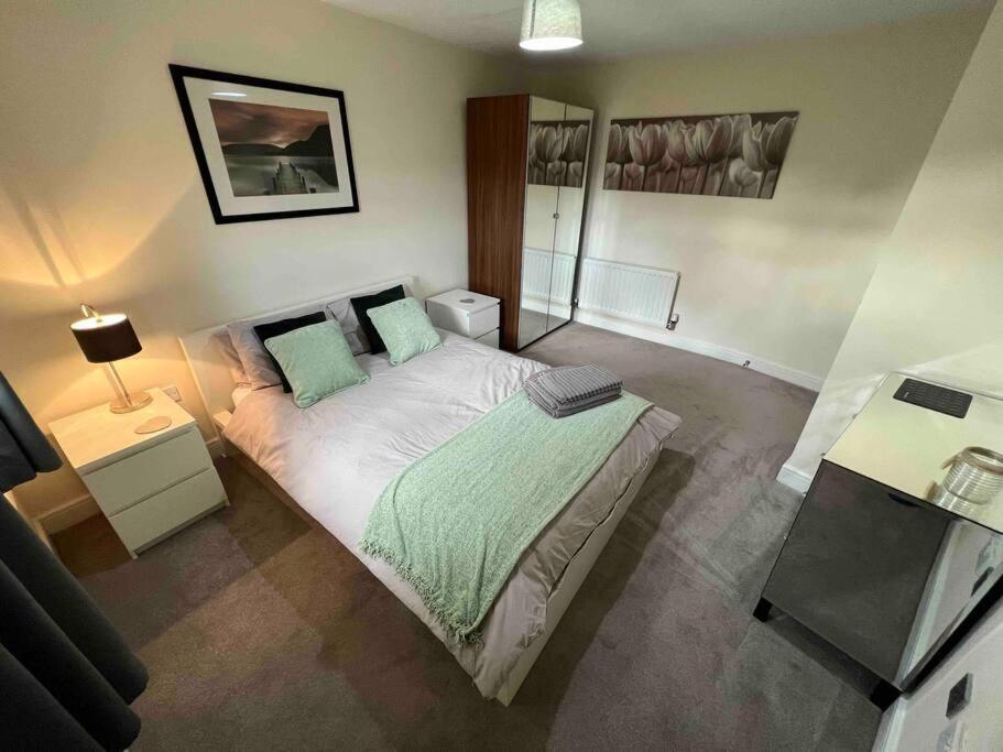 Viking Apartment Cronton Bagian luar foto