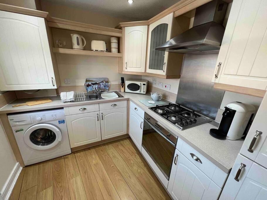 Viking Apartment Cronton Bagian luar foto